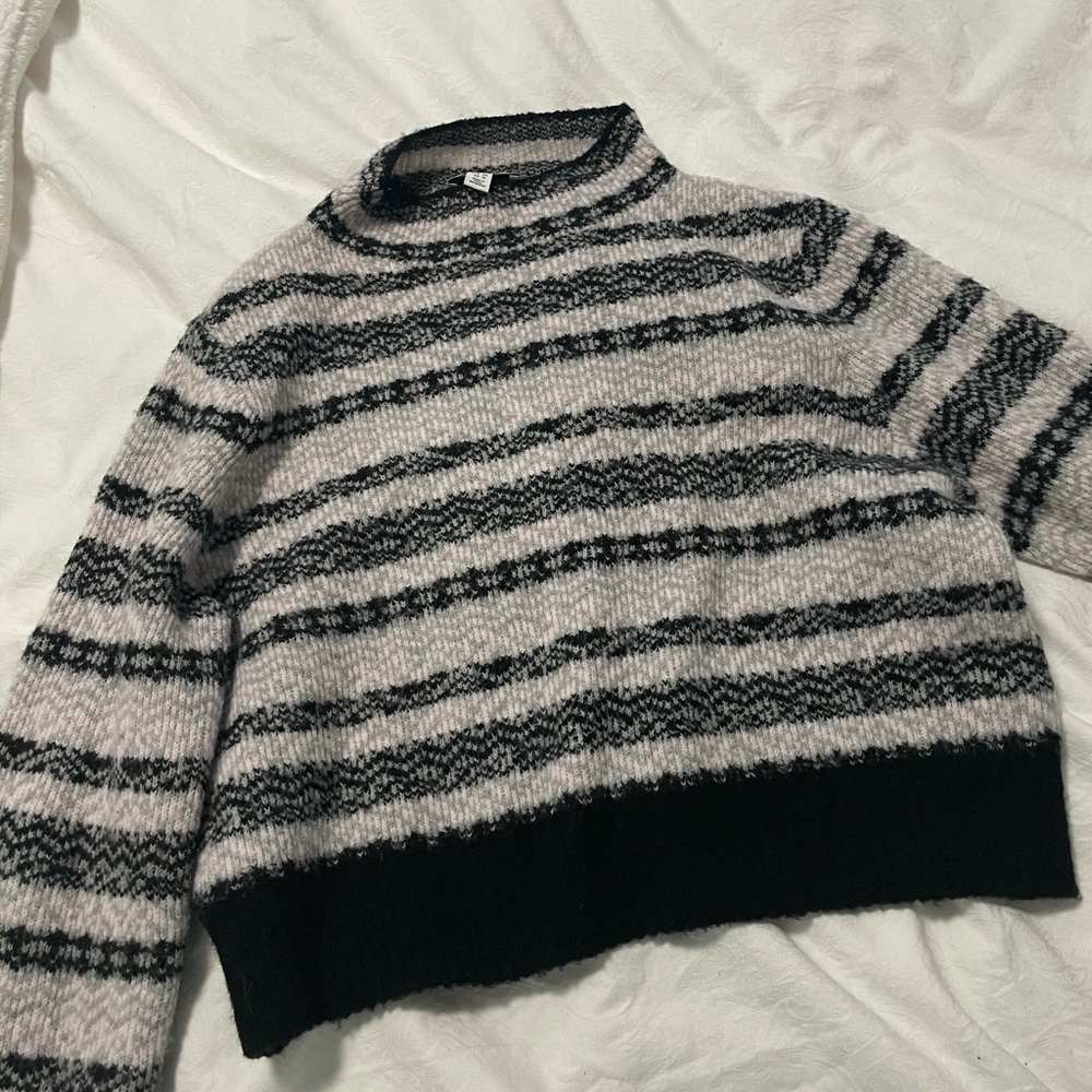 patterned mockneck sweater